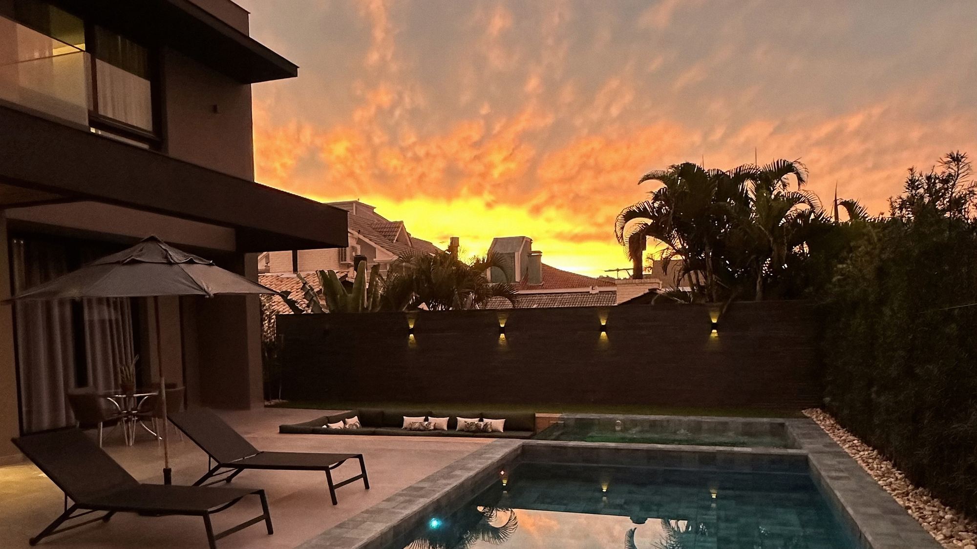 O deck da piscina da Casa Irada ao pôr do sol