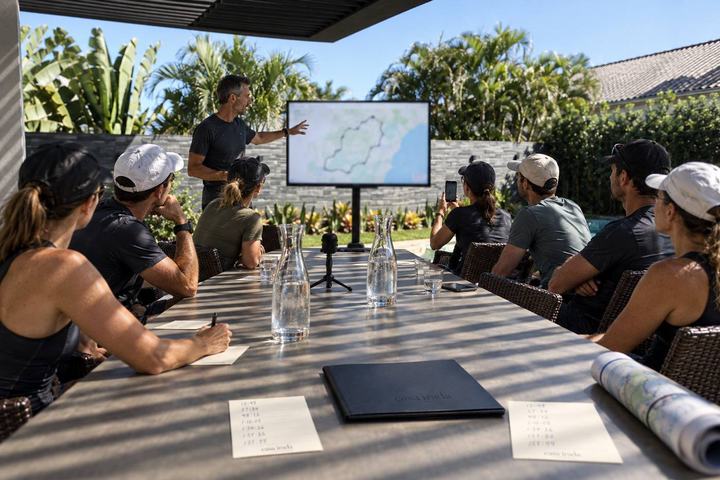 Simulação da mesa do deck com atletas estudando o mapa do percurso