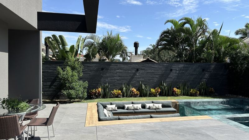 Deck coberto e lounge