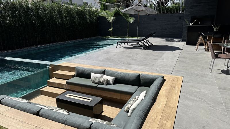 Lounge afundado com mesa de fogo